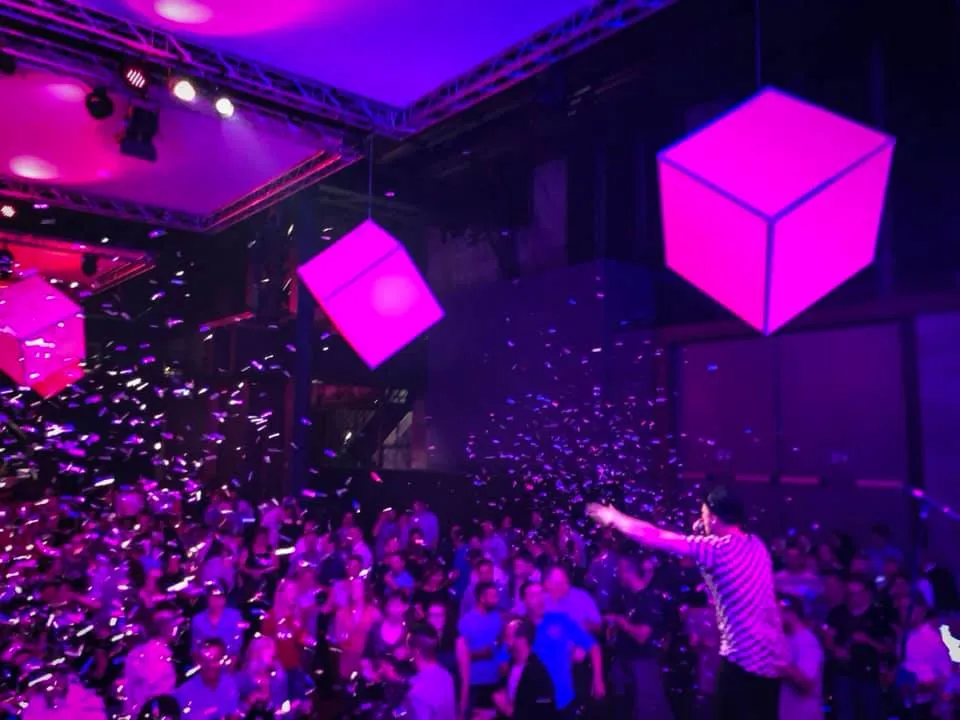 Deejay Plus bei Aufräumarbeiten in der Lokhalle Göttingen.